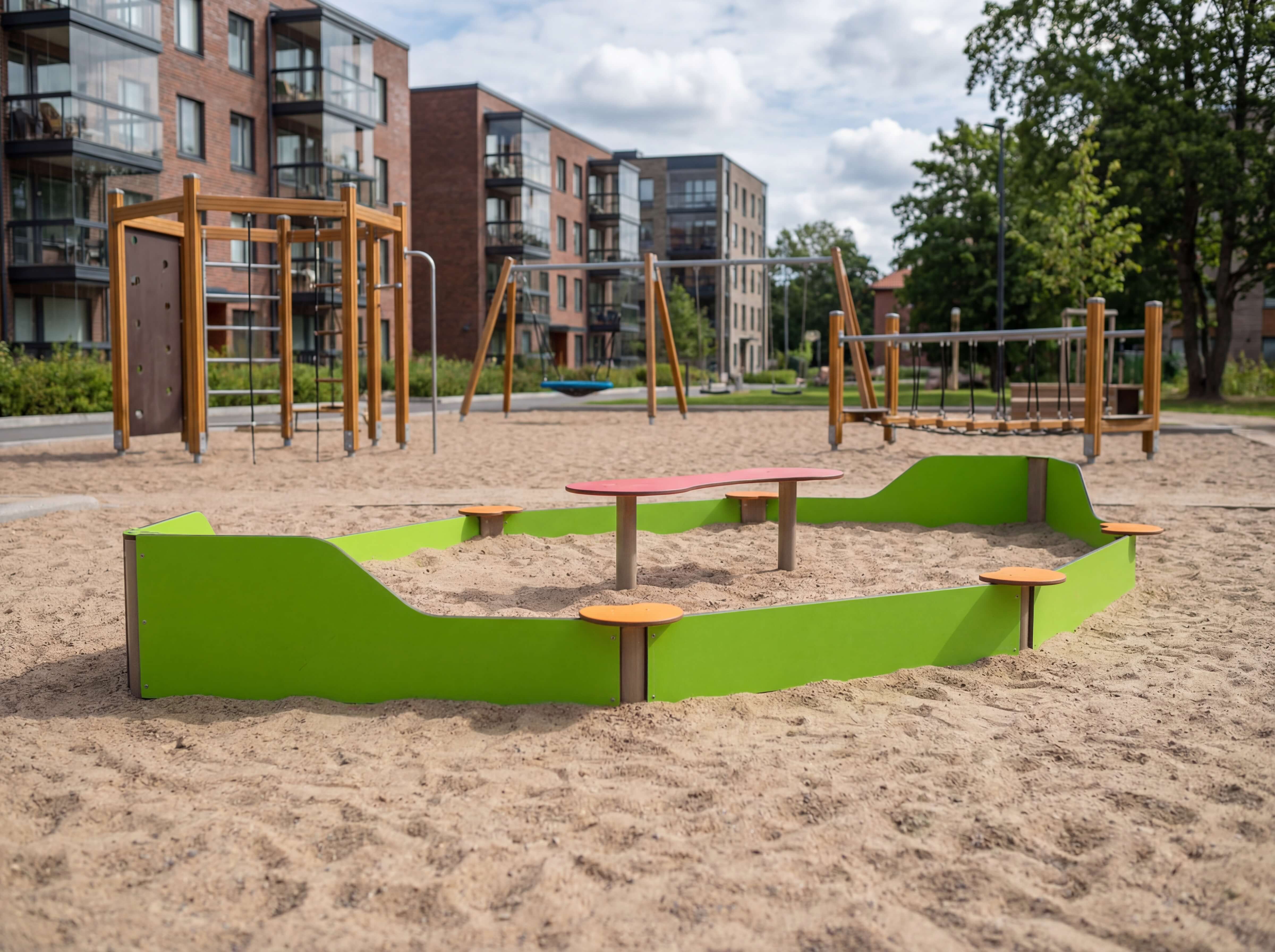 Sandkasten mit Spieltisch